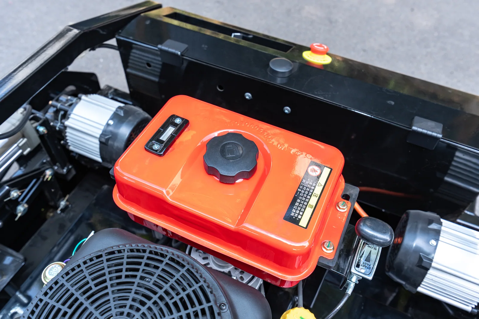 AY-1000 fuel tank and adjacent engine controls