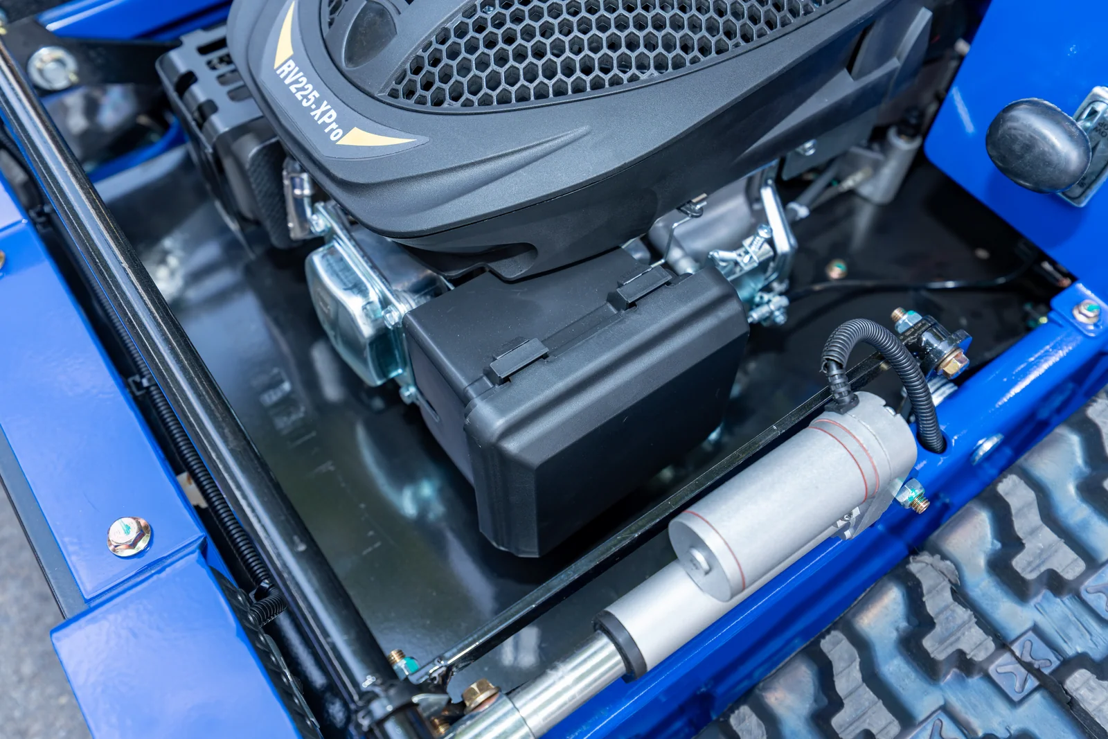 AY-500 engine and upper mechanical components viewed from above