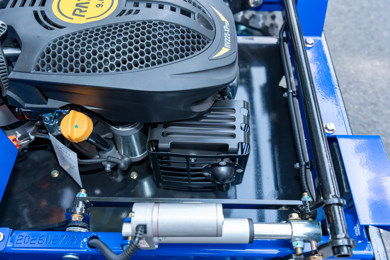 AY-500 engine viewed from the side with its cylindrical mechanical components