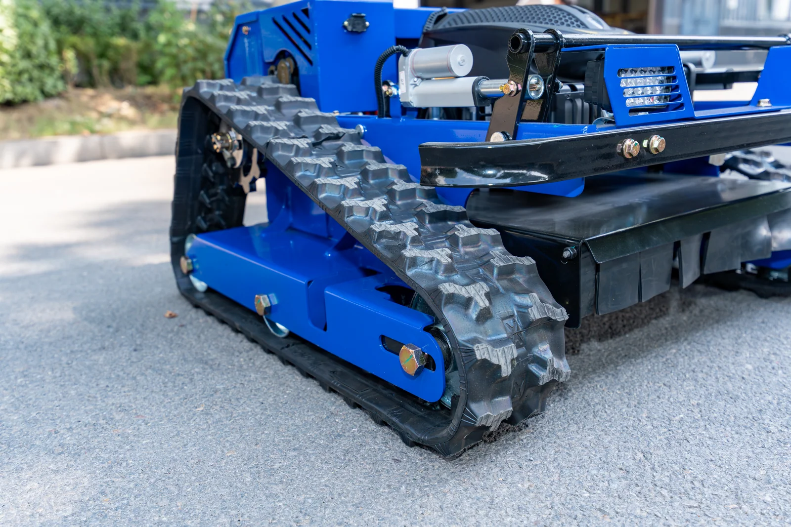 AY-500 tracked chassis and front cutting-deck housing