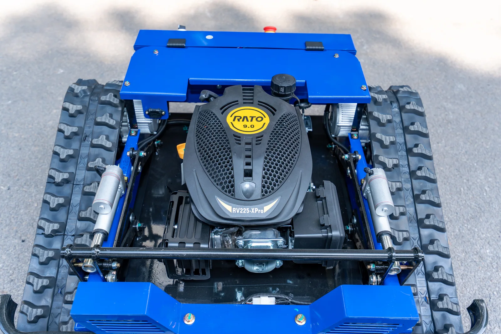 AY-500P engine compartment viewed from the front