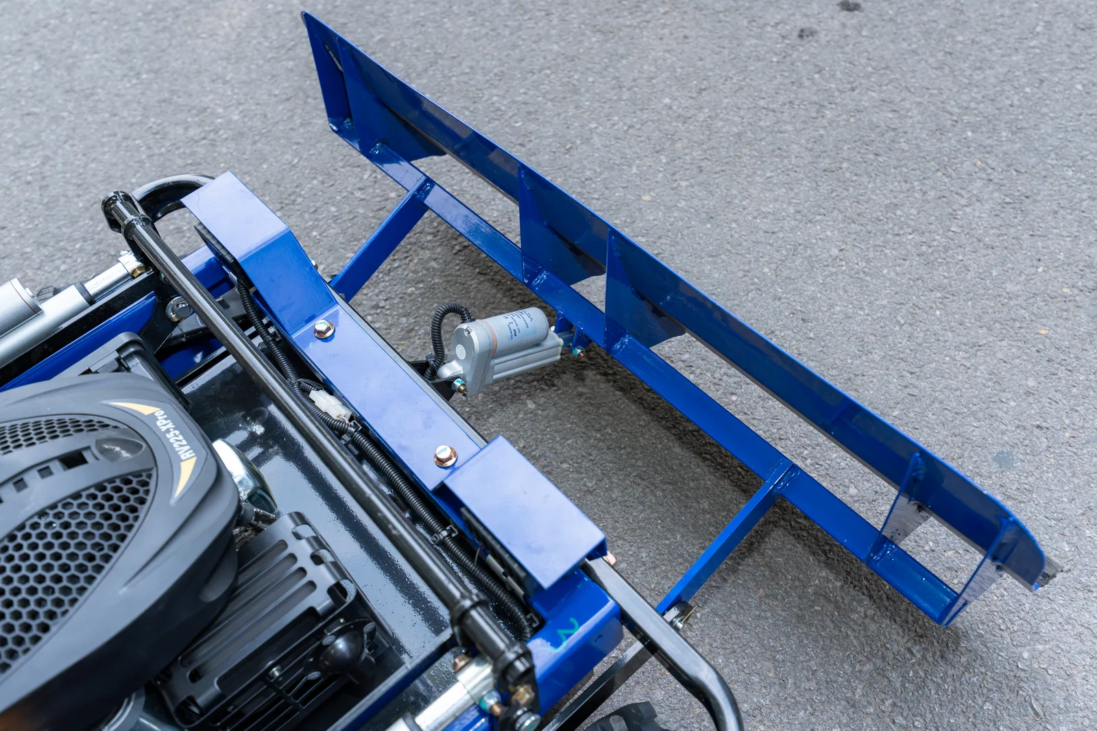 AY-500P front attachment and its actuator linkage