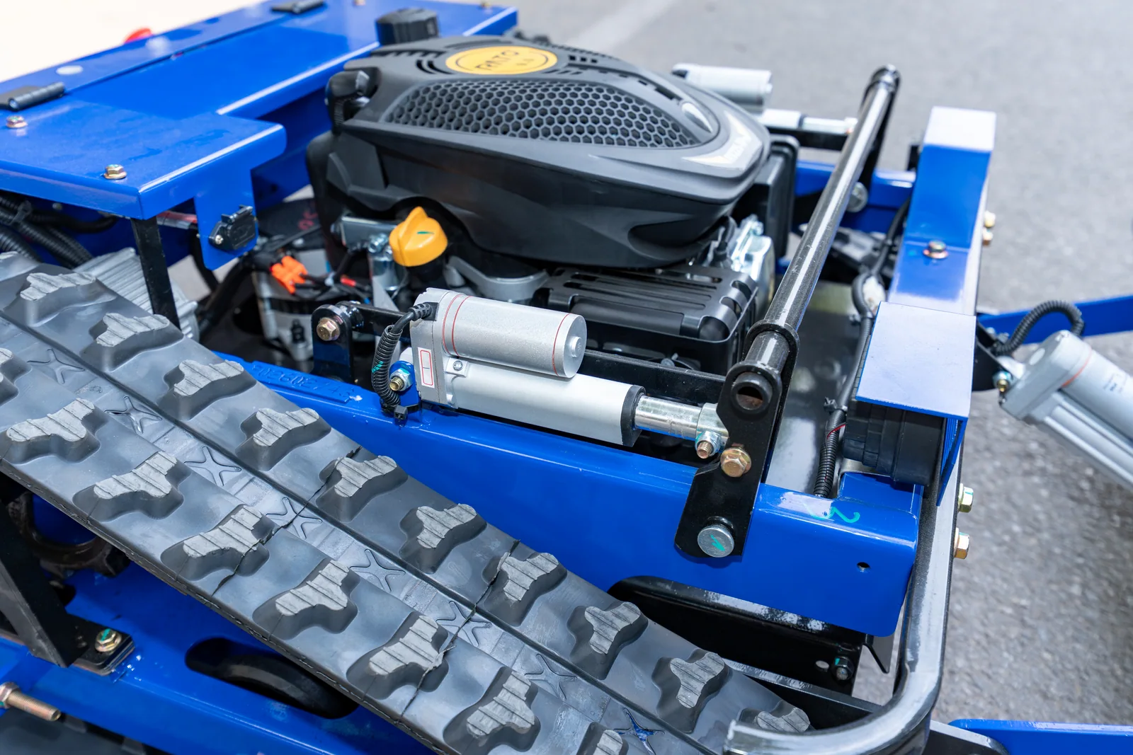 AY-500P lift linkage and actuator beside the engine