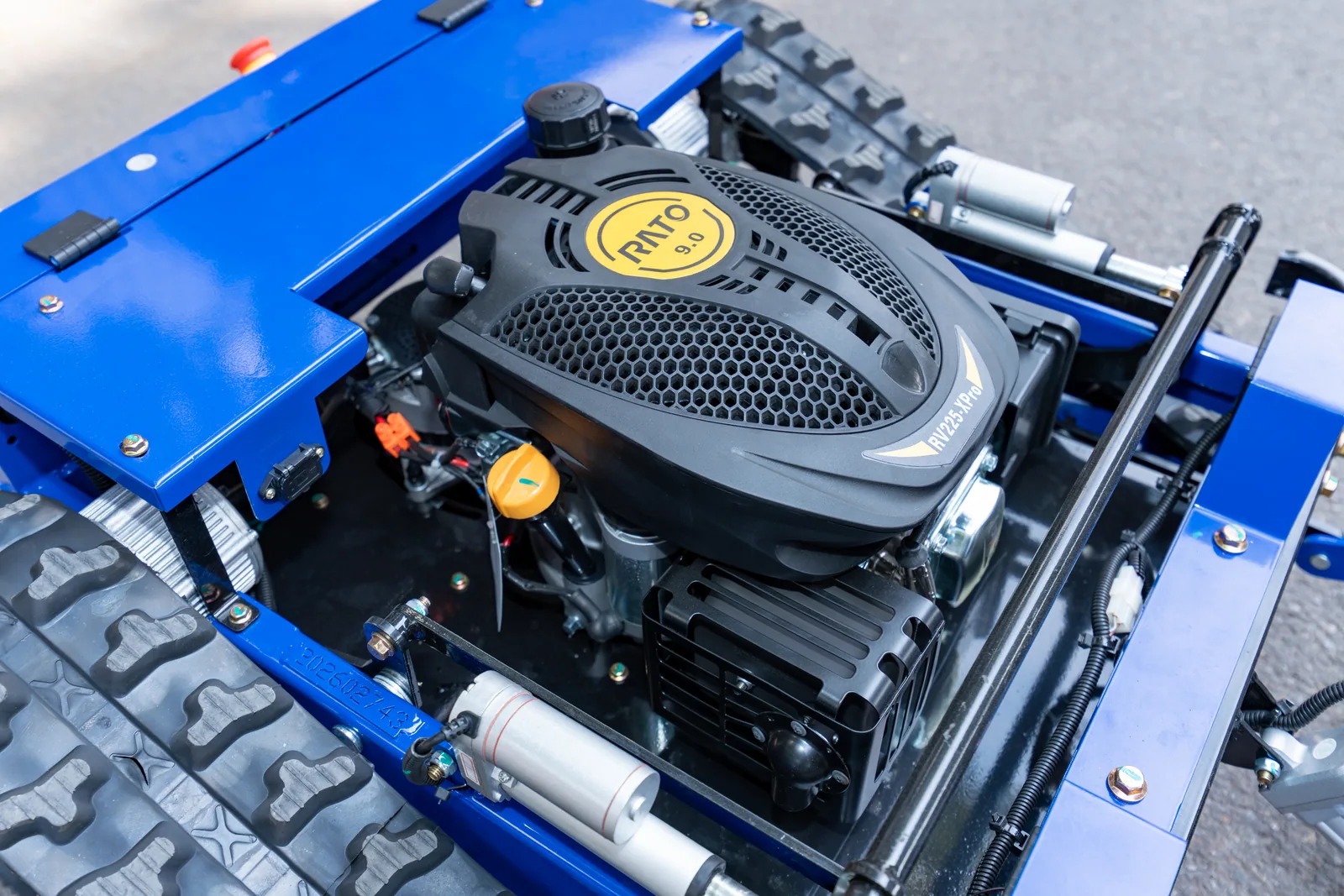 AY-500P RV225 engine within the machine frame
