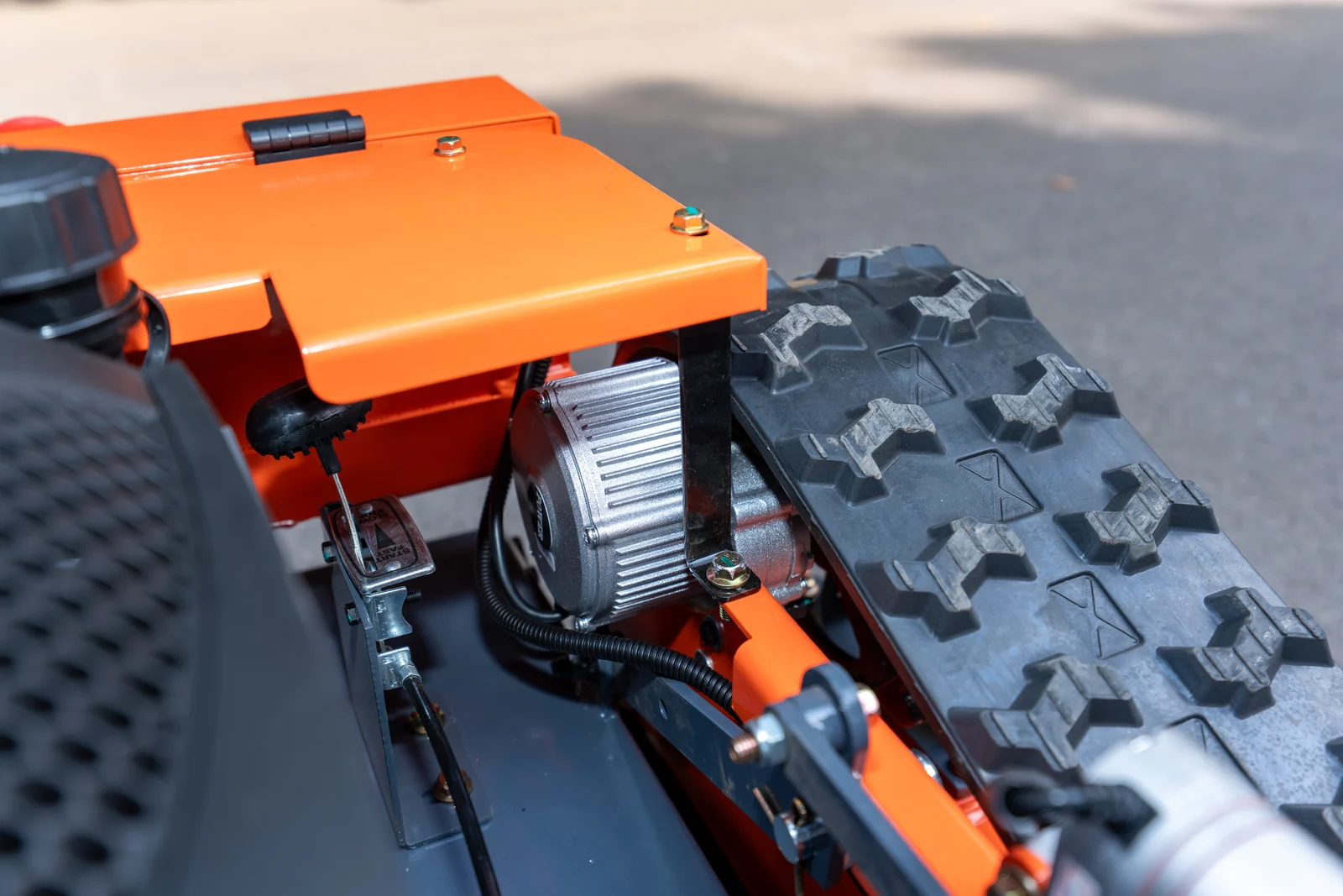 AY-600 drive motor and tracked running gear