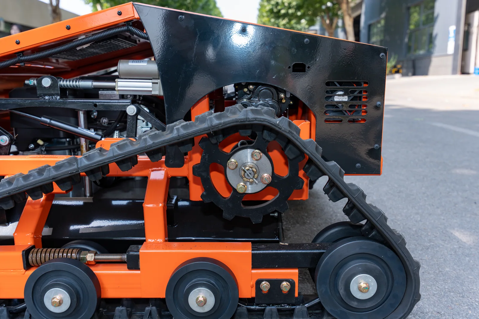 AY-800B drive sprocket and rubber track
