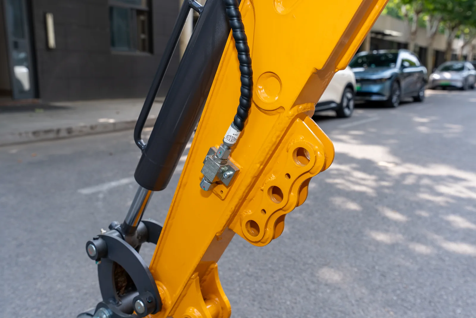 Close view of the AY12 boom linkage, hydraulic cylinder and pivot points
