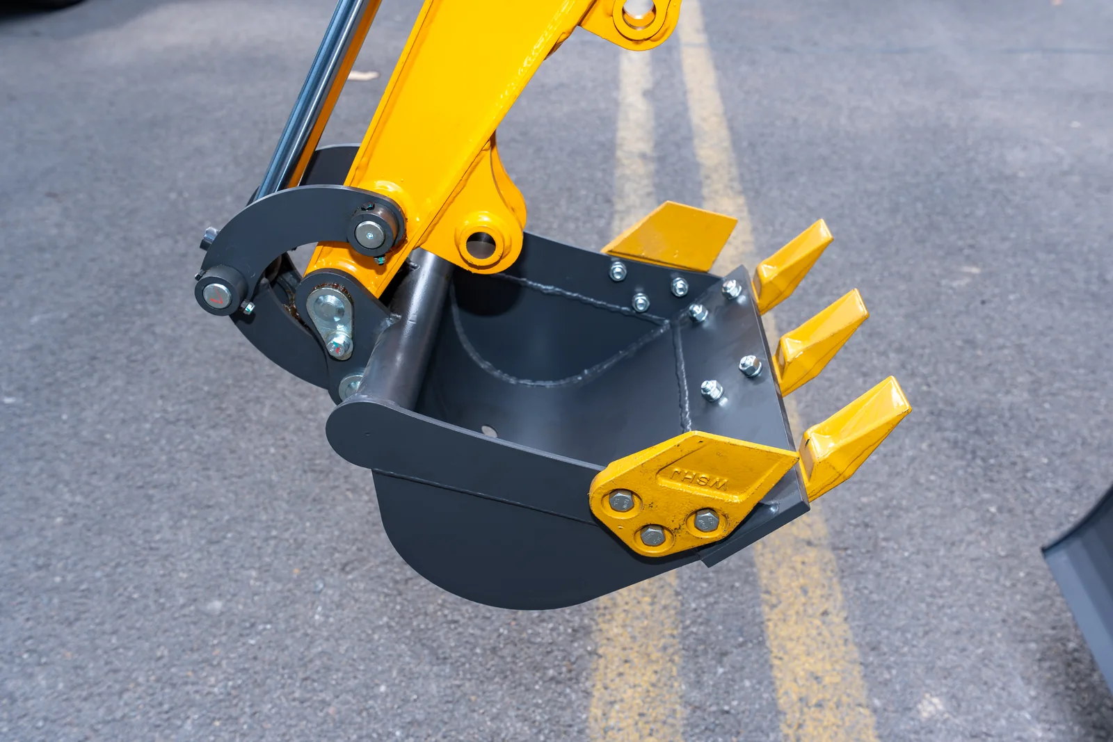 AY12 bucket, teeth and linkage assembly