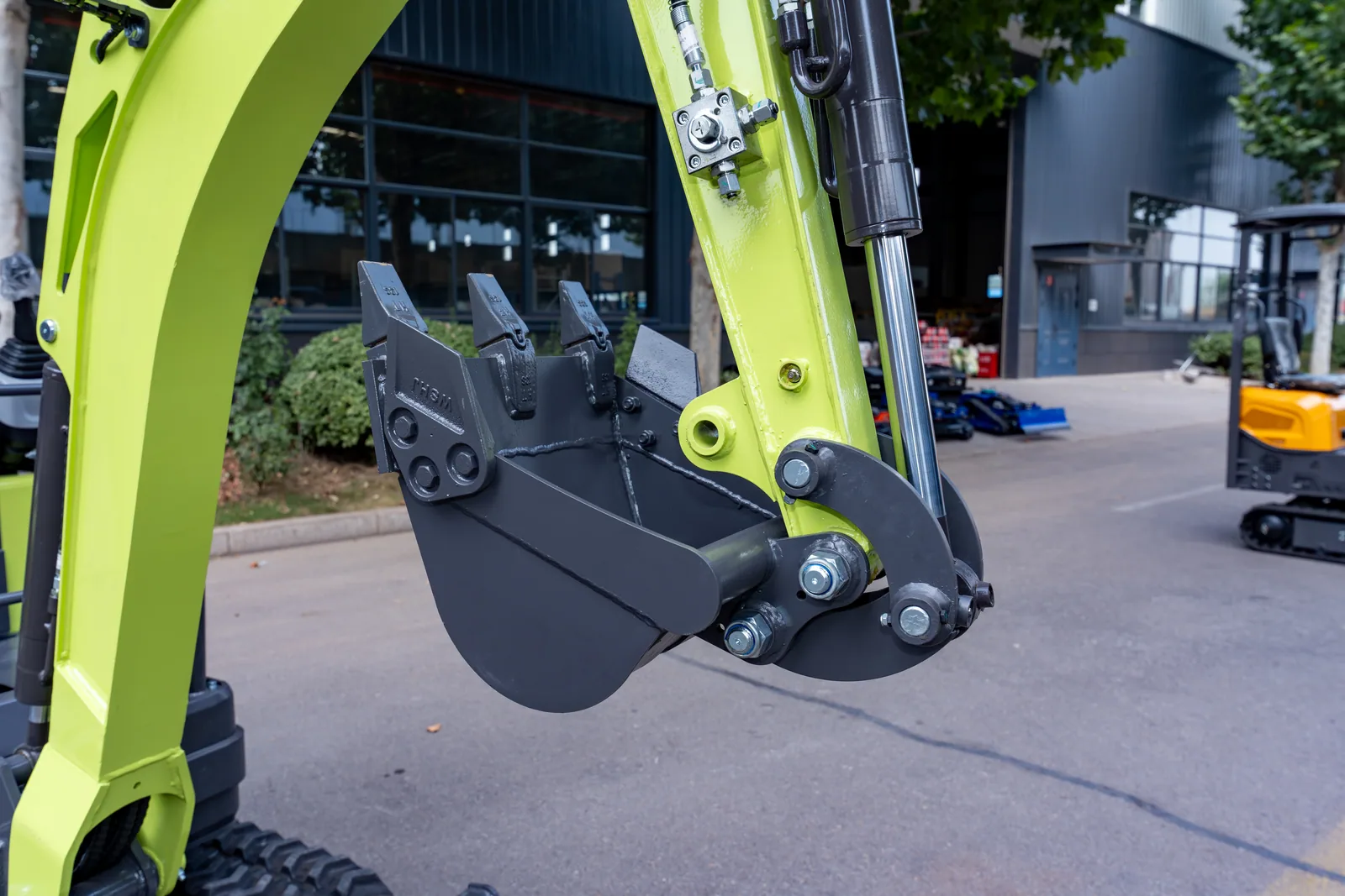 AY18 bucket linkage, pivot points and hydraulic cylinder
