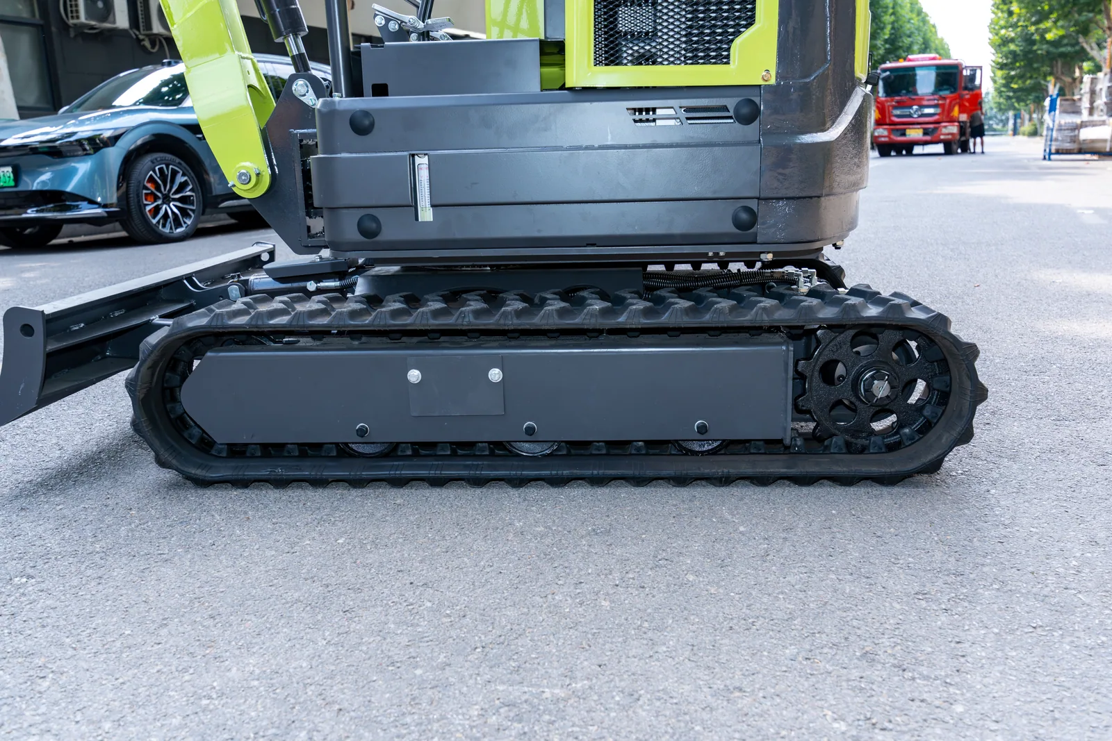 Side view of the AY18 rubber track and undercarriage